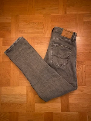 Jack and Jones jeans  - Säljer nu dessa sjukt eftertraktade jeansen från jack & Jones i modellen ”Loose chris”  i bra skick | Storleken är W30 L34 och passar dig bra som är runt (180-190 cm) | Mitt pris: 479kr | Vid funderingar är det bara att skriva