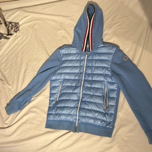 Intresse koll Moncler magila cardigan - Moncler magila cardigan i färgen blå extremt svår cardigan att få tag  Storlek m passar M-S Självklart äkta fin i skick har ett litet hål och lite missfärgad i muddarna men annars väldigt fin skriv för fler bilder och frågor