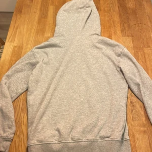 Grå hoodie  - Bra skick, väl använd men inga håll och inga fläckar