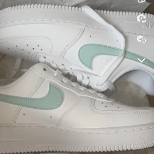 Skor - Säljer mina helt nya Airforce 1s. Kommer aldrig till använding eftersom de är för små för mig och jag har aldrig använt de! Ordinarie priset är 1400 kr 🤍