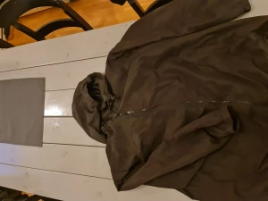 Tun jacka  - Stor i storlek. Men fint skick 