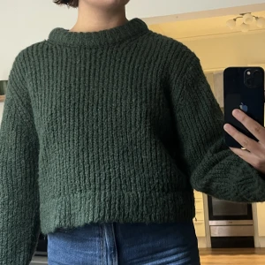 Grön stickad tröja  - Säljer min gröna stickade tröja från weekday.  Storlek M.  Använd fåtal gånger så nästan nyskick. Köpt för 600:- säljer 250. Pris kan diskuteras vid snabb affär. Kan mötas upp i Växjö annars frakta 😌