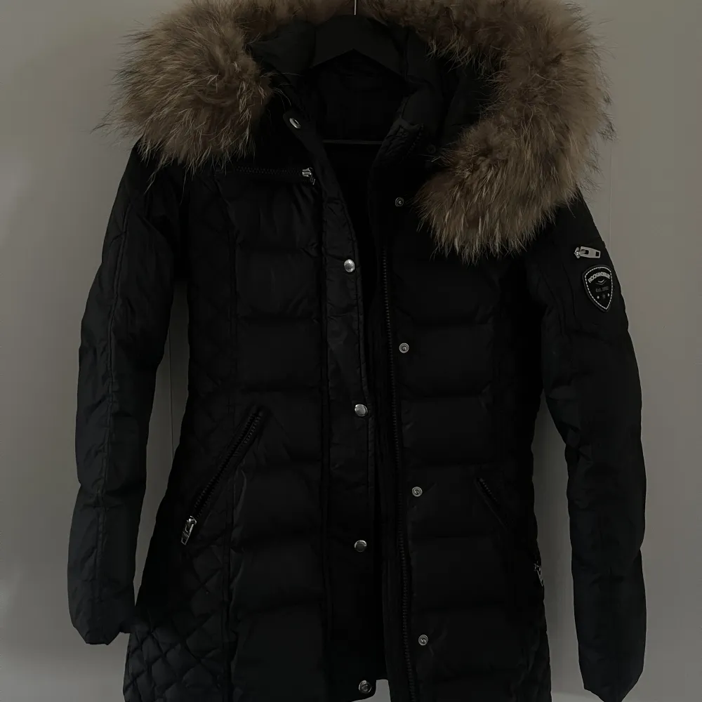 Säljer nu min Rockandblue jacka, passar perfekt till vintern! Storlek 34, köpt för 3500kr!😊 pris kan diskuteras . Jackor.