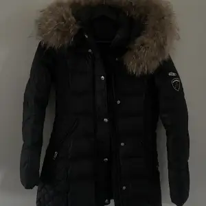 Säljer nu min Rockandblue jacka, passar perfekt till vintern! Storlek 34, köpt för 3500kr!😊 pris kan diskuteras 