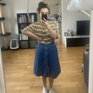 MIDI denim kjol - Midi denim kjol Jag köpte den second hand och det finns ingen storlek eller märken.  Det är 57cm lång (och jag är ganska liten)