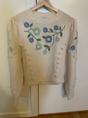 Stickad tröja  - Fin stickad tröja från & Other Stories, storlek 39. Sparsamt använt så i fint skick.