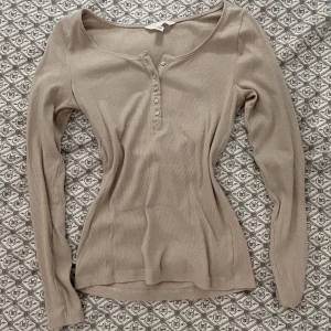 Topp - Säljer toppen då den tyvärr inte kommer till användning, är endast använd ett par gånger. Väldigt bekväm och fin🫶