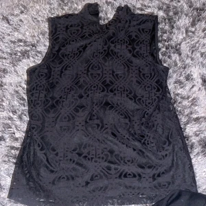 Svart tröja  - Svart tröja med fina designs har använts ett par gånger ser ut som ny. 