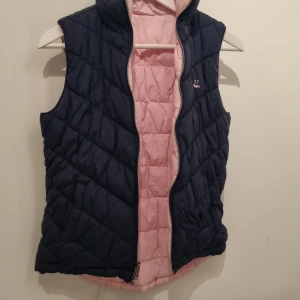 Väst - Fin blå och rosa väst går att vänta så att man har olika färger