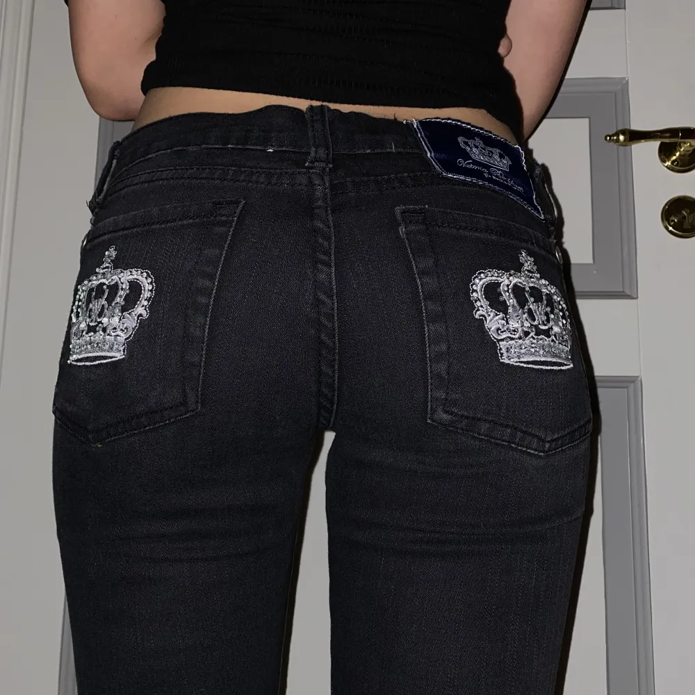 Ett par super fina lågmidjade äkta Victoria Beckham jeans är nu till salu i bra skick, jag blev tyvärr tvungen att sälja dem för de börjar bli på gränsen till för små. Hör gärna av er vid frågor eller funderingar men även om ni vill ha mer bilder!💕. Jeans & Byxor.