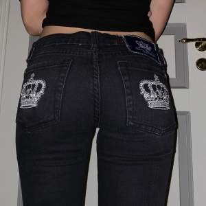 Ett par super fina lågmidjade äkta Victoria Beckham jeans är nu till salu i bra skick, jag blev tyvärr tvungen att sälja dem för de börjar bli på gränsen till för små. Hör gärna av er vid frågor eller funderingar men även om ni vill ha mer bilder!💕