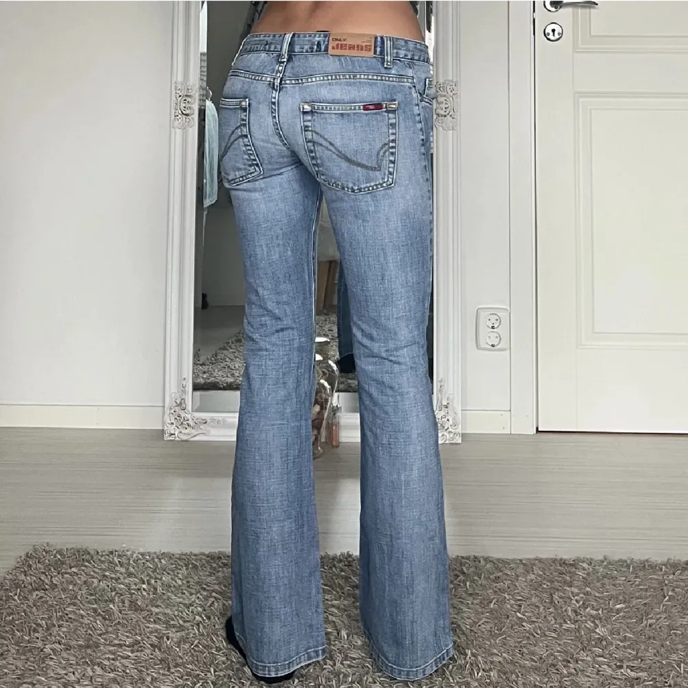 Säljer dessa jeans då dem är för små för mig i midjan.  köptes här på Plick och är endast testade💕pris kan Diskuteras !!!Bilderna är från förra ägaren!!!. Jeans & Byxor.