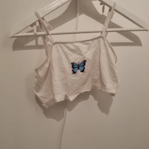 Topp - Den är vit och blå och har en ruset på snöret och använd noll gänger