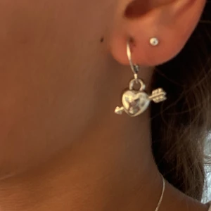Ett hjärta med en pil igenom örhänge❤️😍 - Väldigt fina örhängen och passar till allt och är jette söta skulle värkligen rekommendera! Och dom ör inne nu❤️❤️