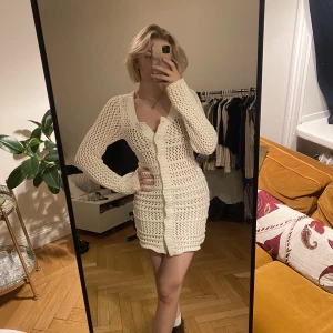 Virkad klänning  - Härlig virkad klänning som smickrar!! Knappar hela vägen 🤍