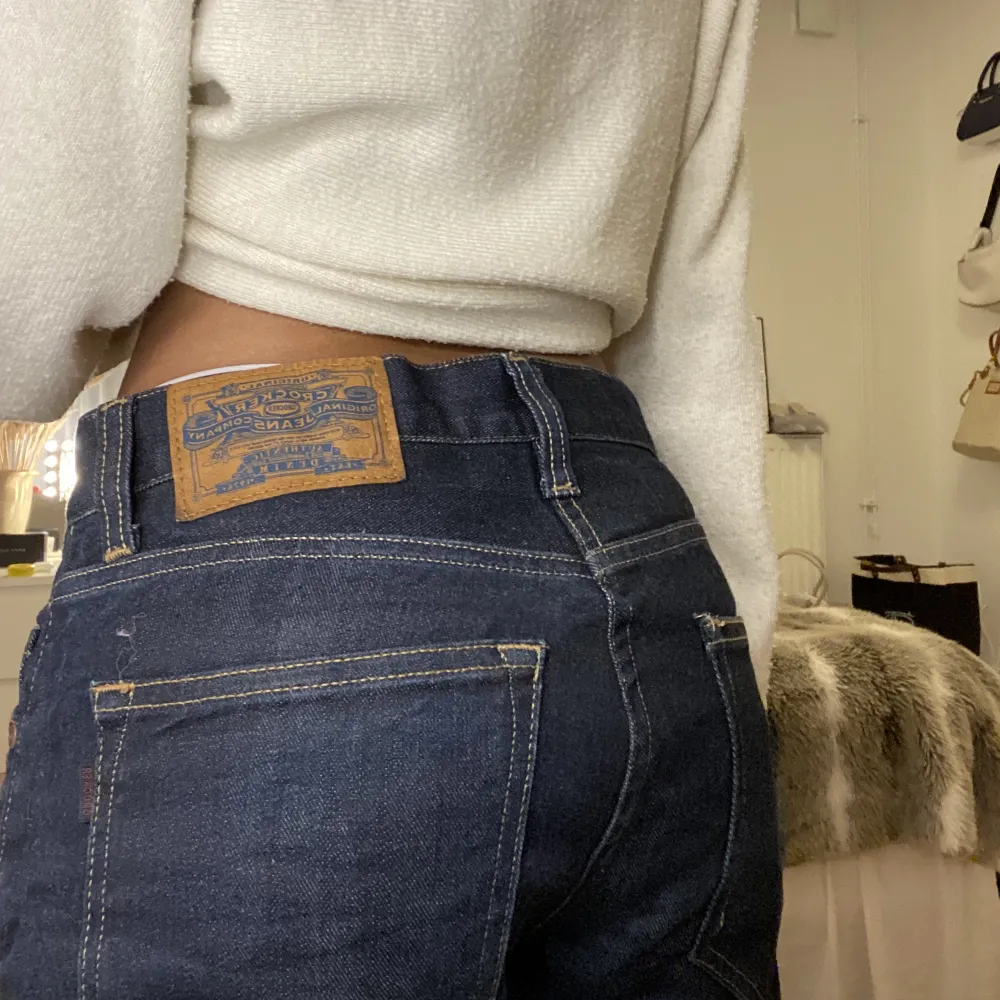 Säljer dessa low waist jeans med slits längst ner för det kommer till användning. Köparen står för frakt 📦 . Jeans & Byxor.