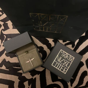 Maria nilsdotter halsband - Jätte fint halsband från Maria nilsdotter, som ny! Nypris 3295kr❤️vid snabbt köp kan jag gå ner i pris!