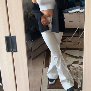 Byxor  - Säljer dessa byxorna då dom är för små. Använda bara en gång. Skicka för fler bilder💕