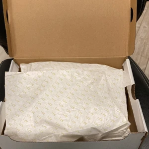 Air force 1 (AF1)  - Helt vanliga air force 1 med storleken 44, helt nya icke använda.