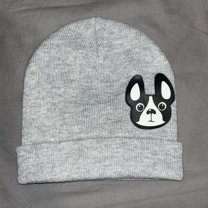 Mössa - Mössa som jag ej använder lämgre pga inte min still. Men skulle säga att den passar S