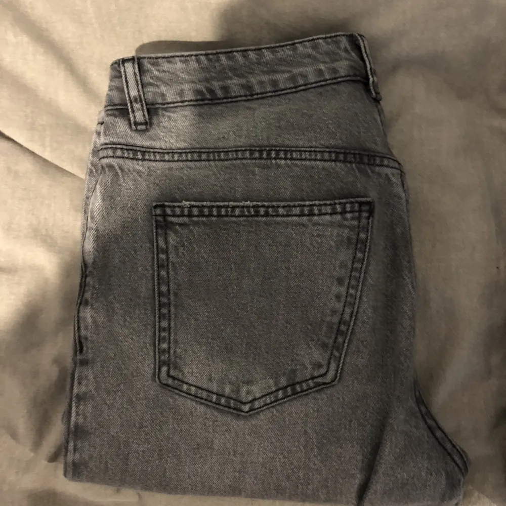 Dessa underbara jeans från Gina, i strl 38, sitter för löst på mig och kommer inte heller till någon användning. Jeansen är ej slitna.. Jeans & Byxor.