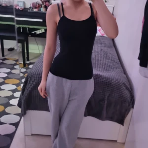 Svart basic linne  - En jättefin svart basic linne från okänd affär. Använd ett par gånger och sitter väldigt fint på🫶 storlek är 134/140 men det sitter lika fint på 146/152