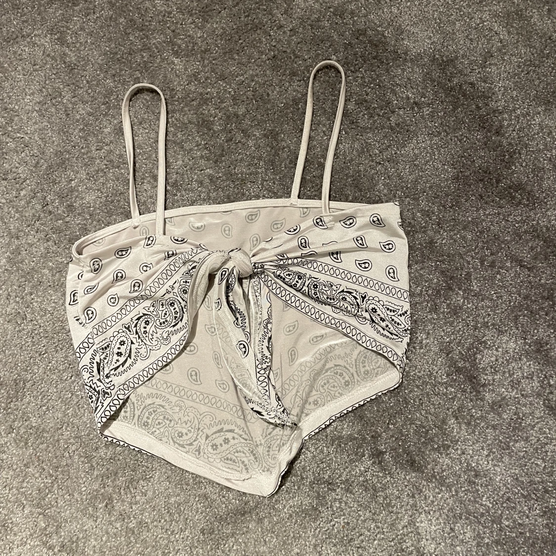 Topp med knytning bak - 90