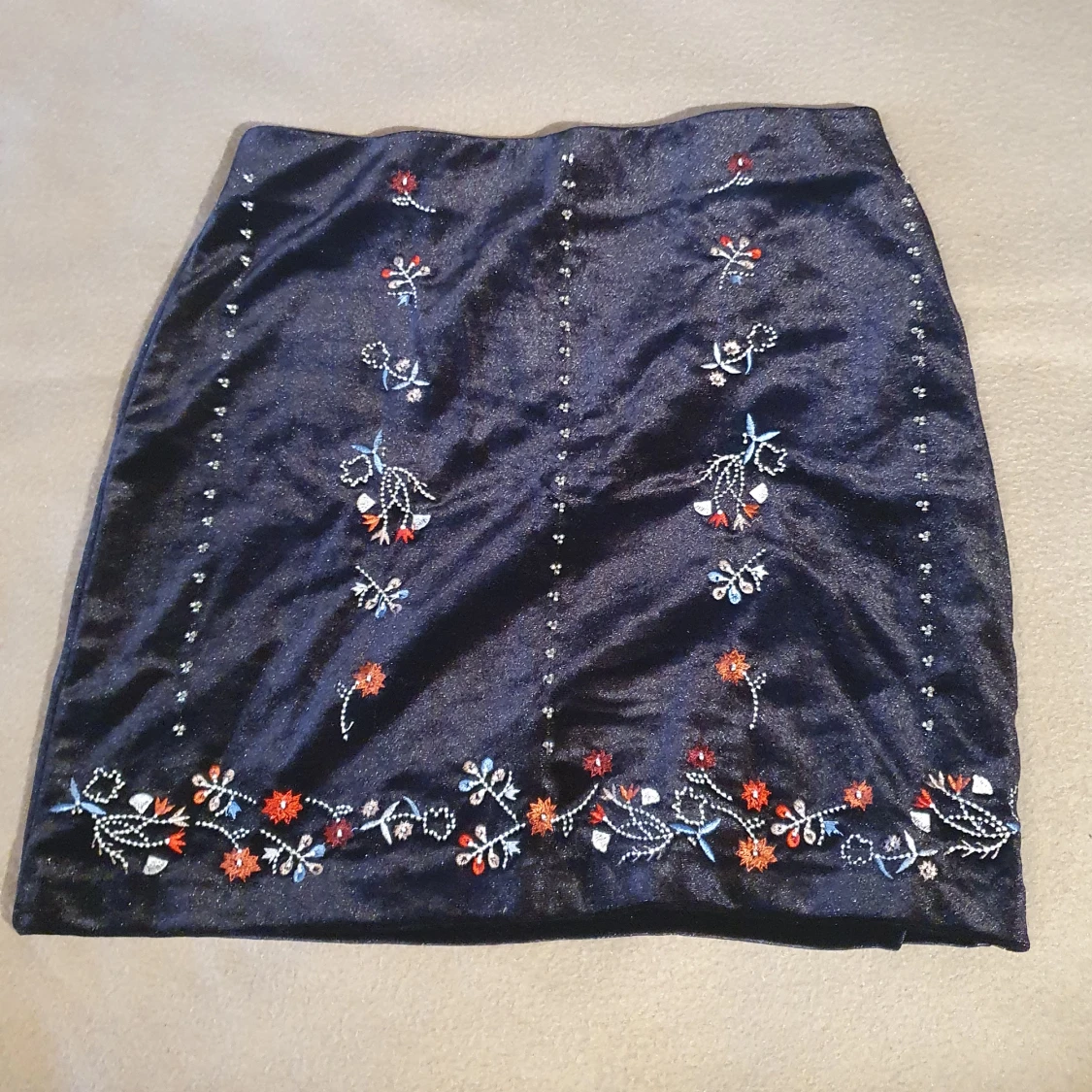 Oanvänd Sammetskjol med broderier och stenar