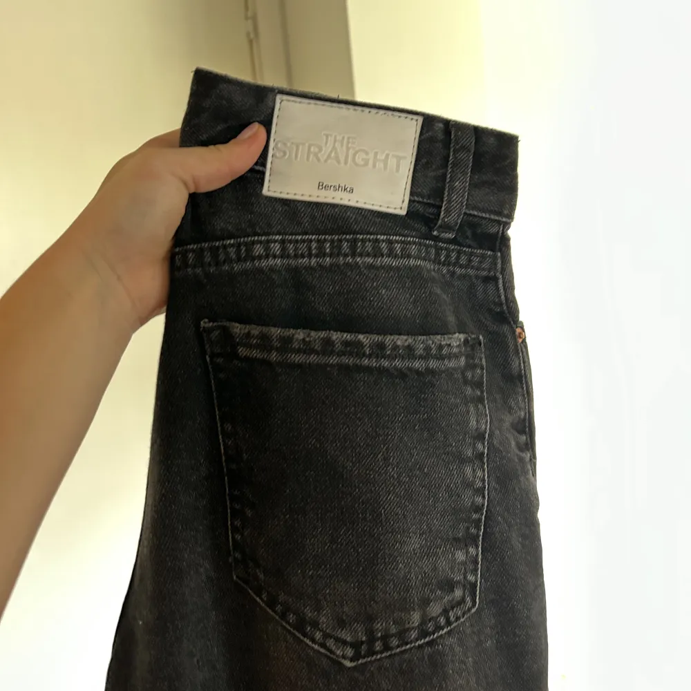 Jätte snygga raka jeans från berhshka! Säljer billigt. . Jeans & Byxor.