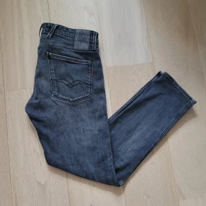 Replay jeans - Riktigt feta gråa replay anbass! Inga tecken på användning! Storlek 32W32L passar mig som är 185! 