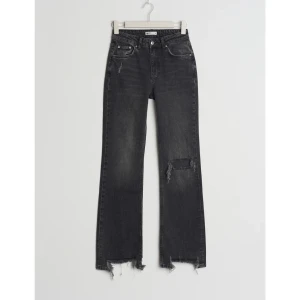 Jeans Gina Tricot  - Mid waist jeans ifrån Gina, jag säljer de för 200! 💕