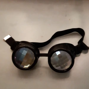 Glas ögon - As feta brillor till halloween utklädnader, cosplay eller daily wear. Aldrig andvända. När man kollar in i dem så ser man olika mönster. Små "knitar" på sidorna. Cirklarna är 5,5×5,5cm och bandet är justerbart! Kontakta vid frågor eller funderingar❤