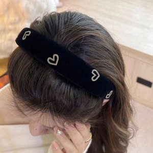 Diadem med hjärtan - Säljer detta helt nya endast testade diademet med små glittriga hjärtan 🫶🏼