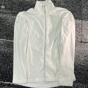 Peter  - Hej vill sälja min haglöfs tröja den är använd typ 2 gånger samma som ny bra skickad 10/10