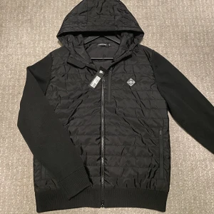 J.Lindeberg cardigan  - Säljer denna snygga J.Lindeberg cardigan som är HELT NY! Storlek M!  Hör gärna av dig om du har frågor!