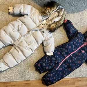 Klädpaket flicka - Klädpaket flicka 1-2 år.  2 fodrade overall, en tröja. 2 leggins och 2 klänningar/tröjor.