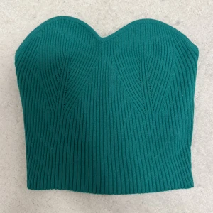 bandeau topp  - Säljer denna söta toppen från SHEIN, köpt förr förra sommaren och har bar använt den en utgång. Super fin och skönt material, sitter så fint på kroppen och formar midjan. Säljer då jag inte har någon använd av den. 💚💚💚