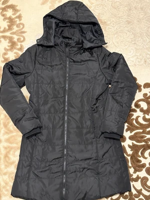 svart vinter jacka  - Helt oanvänd vinterjacka som jag köpte fel storlek på och aldrig lämna de tillbaka. Den har fickor med dragkedja och huva. Fråga om du undrar något💕