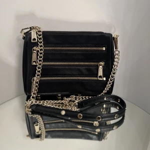 Axelremsväska  - Snygg väska från Rebecca Minkoff