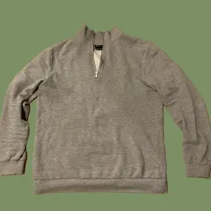 Långärmad grå tröja med fleece-liknande foder, dock inte lika varm som riktig fleece. Bra skick och sparsamt använd. 