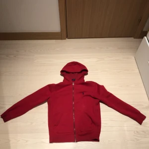 Polo zip - Skit snygg polo zip. Inga skador har bara tagit bort tråden som finns runt hoodien.  Skriv pm för mer svar!!
