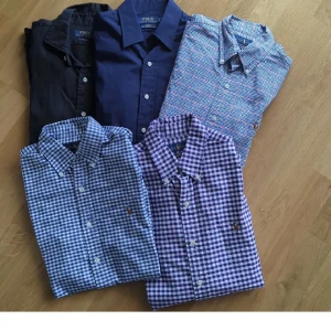 Ralp Lauren skjortor - Säljer mina Ralp Lauren skjortor. Alla är i storlek S och slim fit. 3 st är rutiga och 2 enfärgade. De säljs för 200 kr/st 
