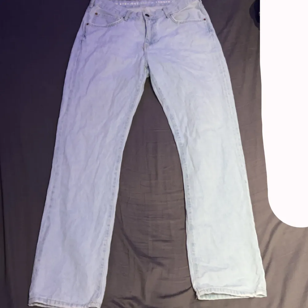 Säljer dessa ljusblåa jeans, För att dom har blivit förstora för mig. Kommit till användning några gånger men är i fint skick! Och dom är lågmidjade💓 Tryck INTE på köp nu skriv privat till mig om du vill köpa . Jeans & Byxor.