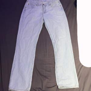 Säljer dessa ljusblåa jeans, För att dom har blivit förstora för mig. Kommit till användning några gånger men är i fint skick! Och dom är lågmidjade💓 Tryck INTE på köp nu skriv privat till mig om du vill köpa 