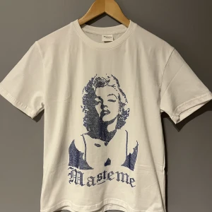 T-shirt  - Säljer nu denna masteme tshirt då jag aldrig använt den.