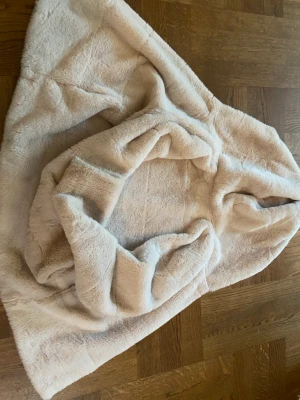 Fake furr jacka - Jackan är väldigt skön, skulle passa till våren eller hösten. Den var för liten för mig så säljer 💗💗