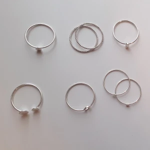 14 ringar  - 14 ringar från HM, fina men har tyvärr inte kommit till användning. Alla för 10 kr🤍