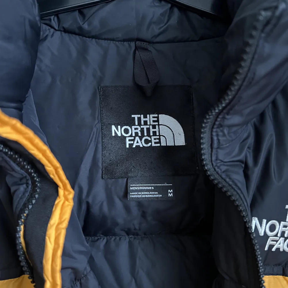 The North Face Nuptse Jacka Storlek M Skick: 8/10 (Skrynklig då den precis var upptagen ur flyttlåda) Frakt tillkommer  2000kr. Jackor.