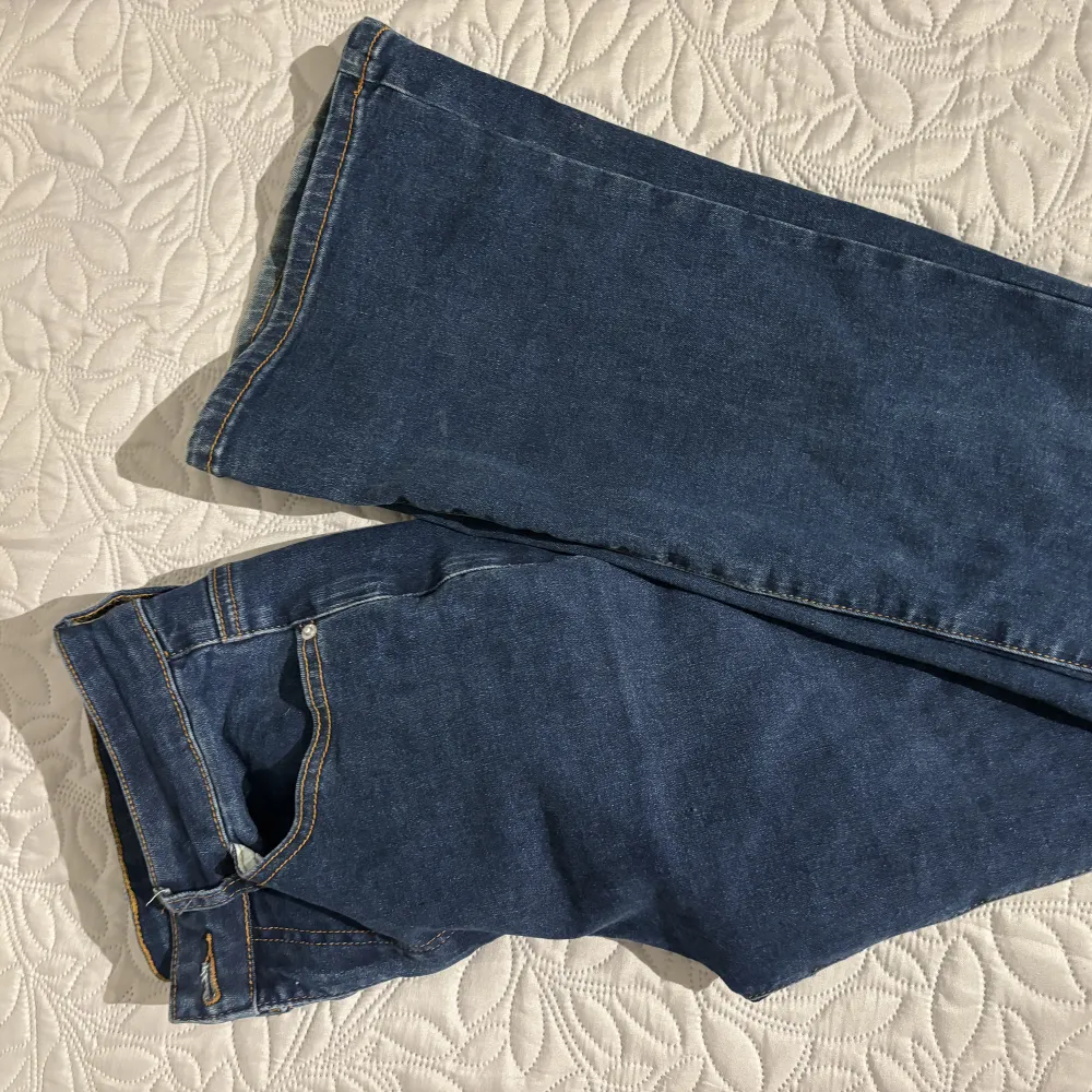 Snygga bootcut jeans i mörkblå tvätt💕. Jeans & Byxor.