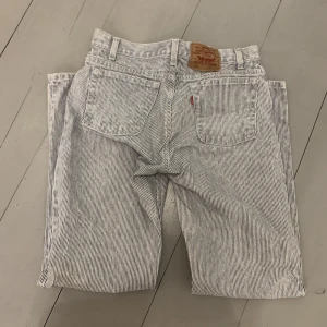 Levis jeans - Randiga Levis jeans w33 l 32. Midjemått 40cm och innerbenslängd 78cm. (Jag på bilden är 170)